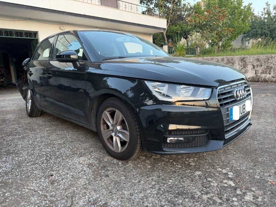 Sinistrado 57601 km Audi A1 Sportback 1.0 TFSI Ultra