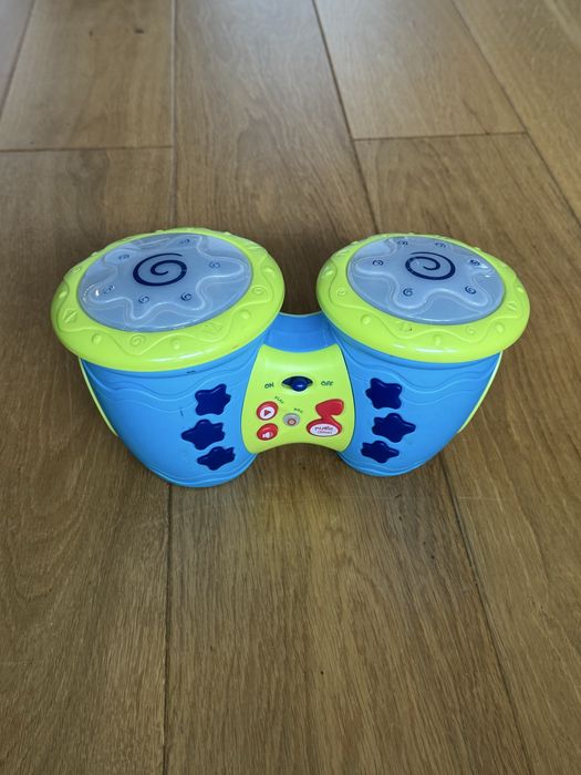 Zestaw zabawek grających w bardzo dobrym stanie.