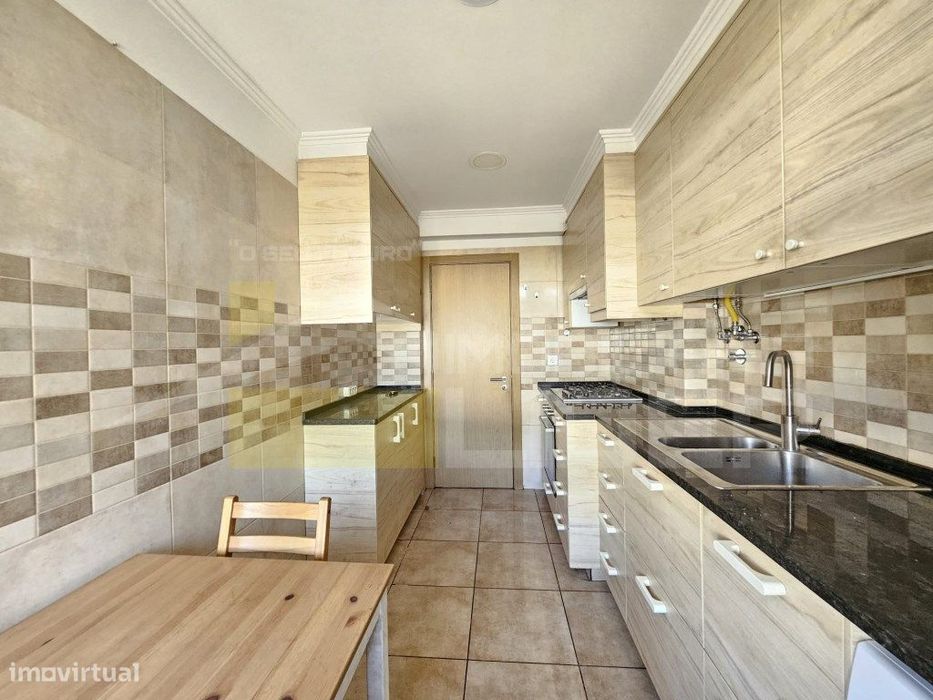 Oferta de Verão oferecemos a escritura.
Excelente Apartamento T3 m...