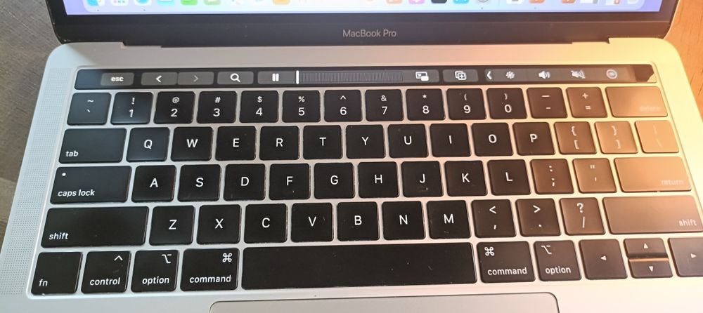 MacBook pro 13 M1 16gb ram  2022