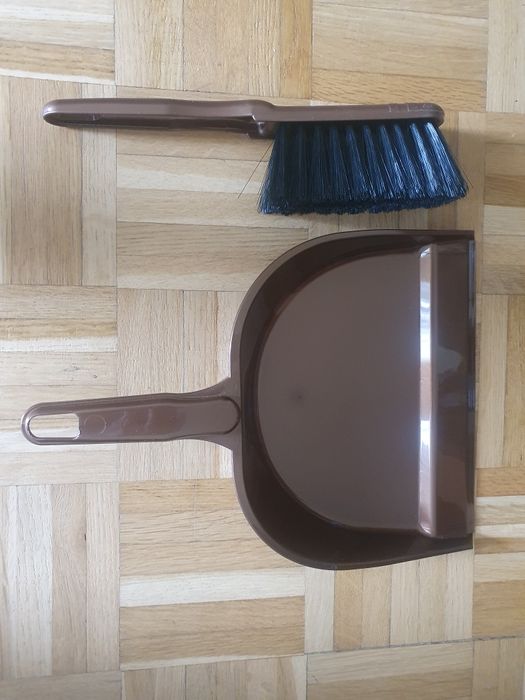 Brązowa szufelka i zmiotka, plastikowe, zestaw, oczko do powieszenia