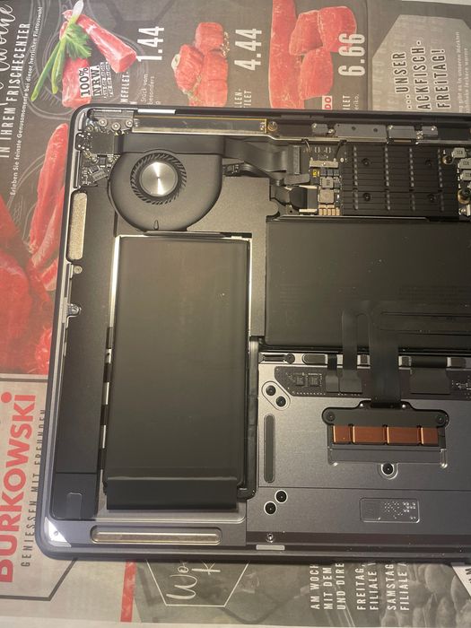 MacBook Air 13.3, 2020, i7 1.2 GHz, 16/512 Дефект!!!