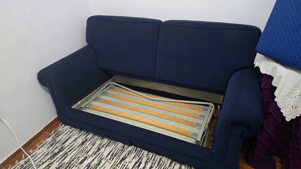 Sofá-Cama de 2 Lugares (Azul-Escuro) – Excelente Estado!