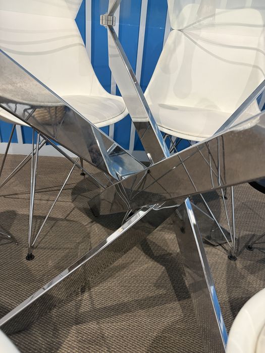 Mesa de vidro redonda com pés cromados
