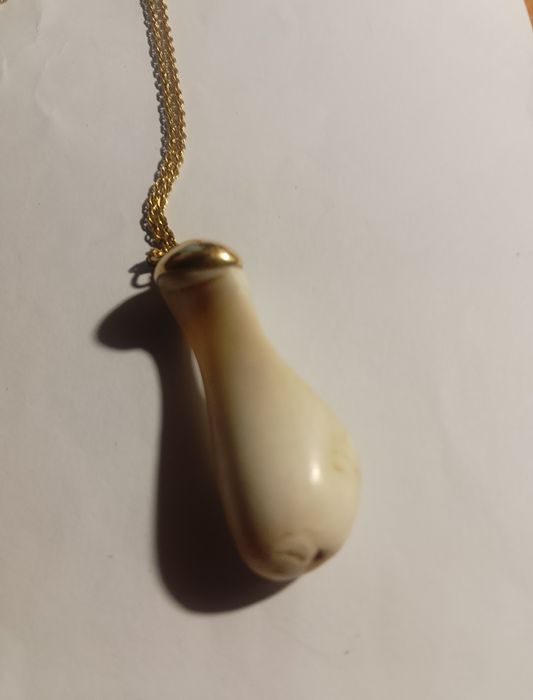 Pendente único no mundo em forma de pé esculpido pelo mar e fio