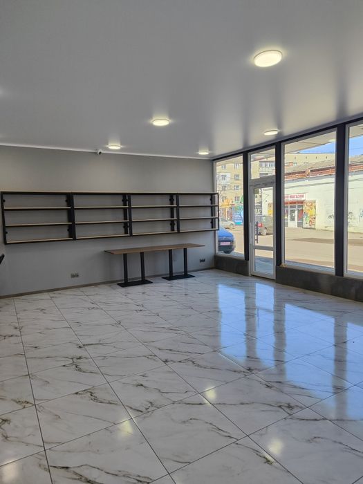 Терміновий продаж комерційного приміщення 60 м² з ремонтом, санвузлом та панорамним фасадом!