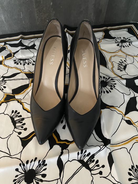 Szpilki skórzane Guess, 37