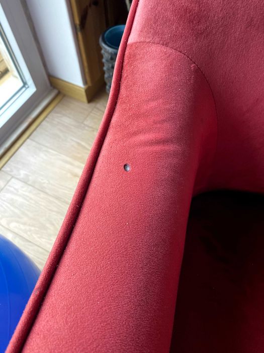 Poltrona em veludo vermelho/bordô