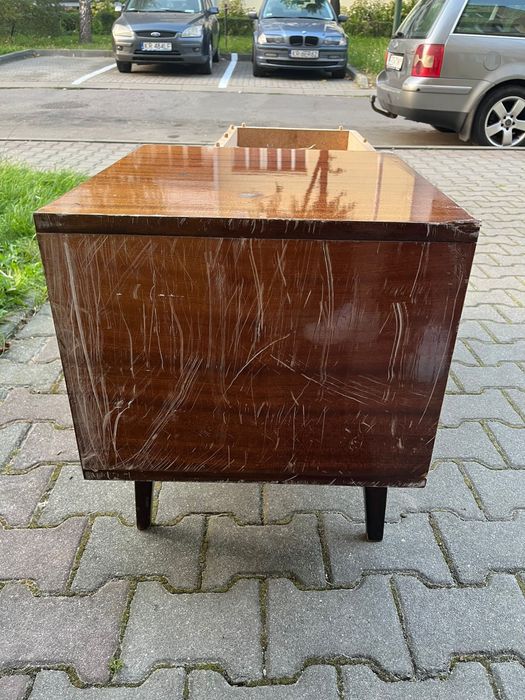 Kredens PRL di renowacji