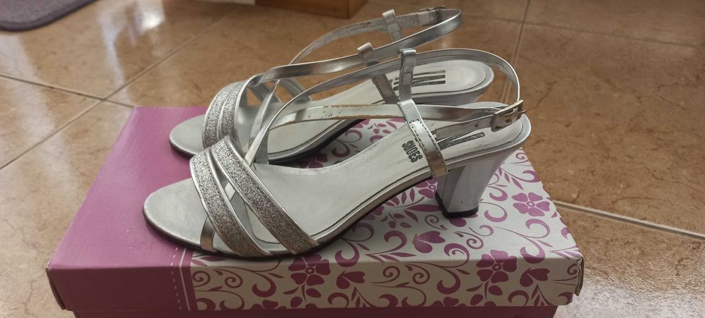 Sandálias prateadas, salto baixo N.36