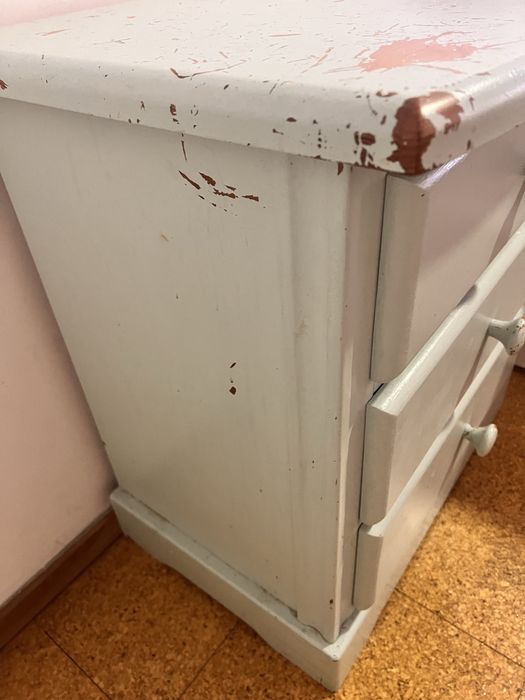 Criado mudo, pintado.
