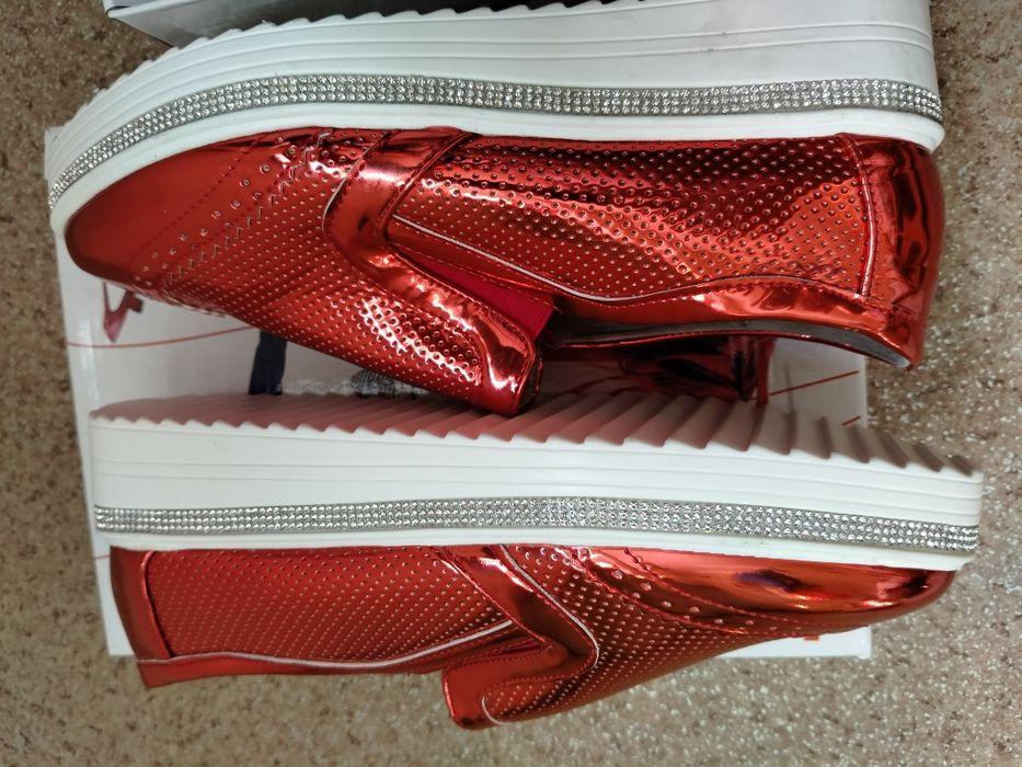 Туфлі, кросівки, тапочки,