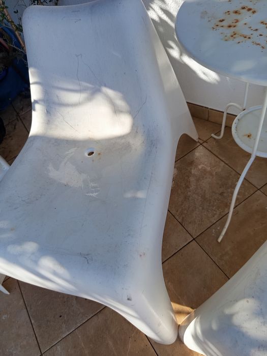 IKEA Conjunto de 2 poltronas e mesa de apoio a precisar de pintura