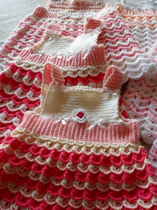 Sukienka robioną na szydełku dla dziewczynki