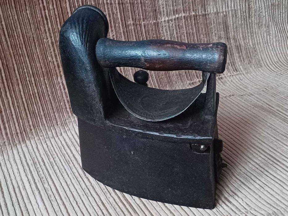 Stare Żelazko Na Węgiel z Kominem.