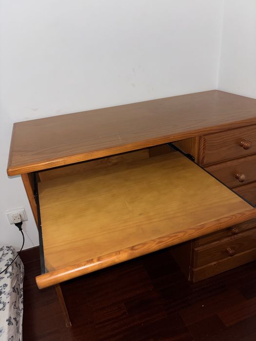 Secretaria com cadeira