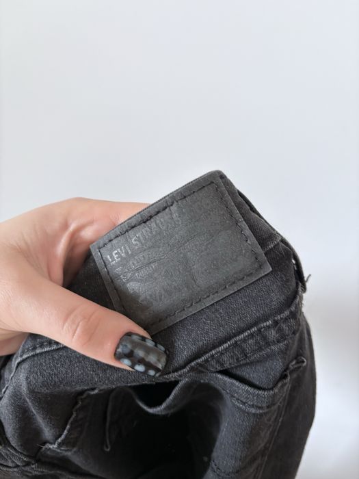 jeansy skinny levis z przetarciami M