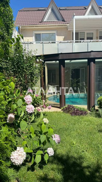 В продаже дом с бассейном и сауной в Аркадии