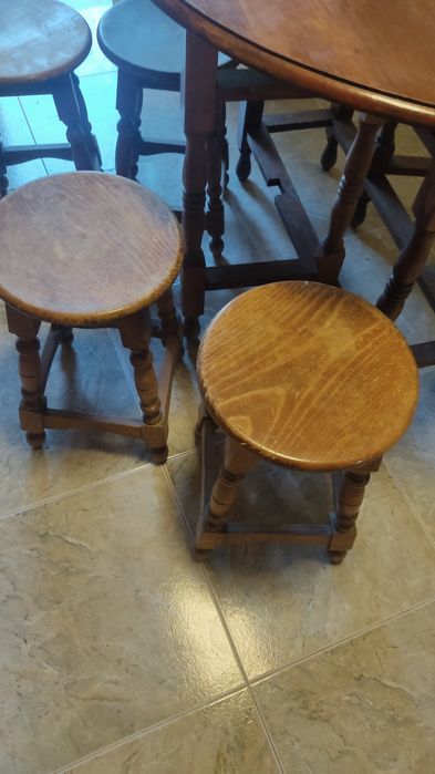 Mesa de madeira e bancos