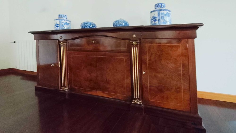 Sala de jantar completa em estado impecável
