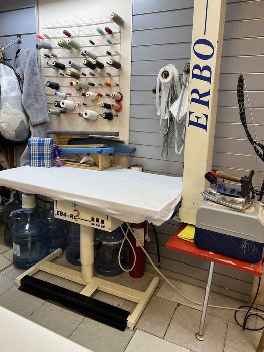 Оверлок  3-х нитка Маузер, машинка швейна пром Сінгер, закрійний стіл