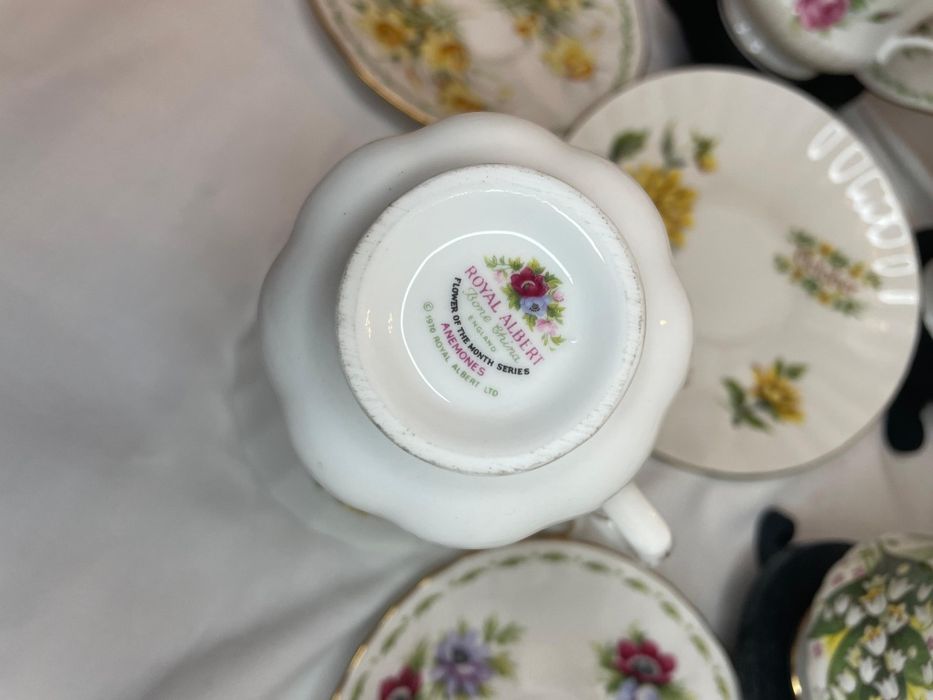 Chávenas e pratos ROYAL ALBERT  Flor dos meses