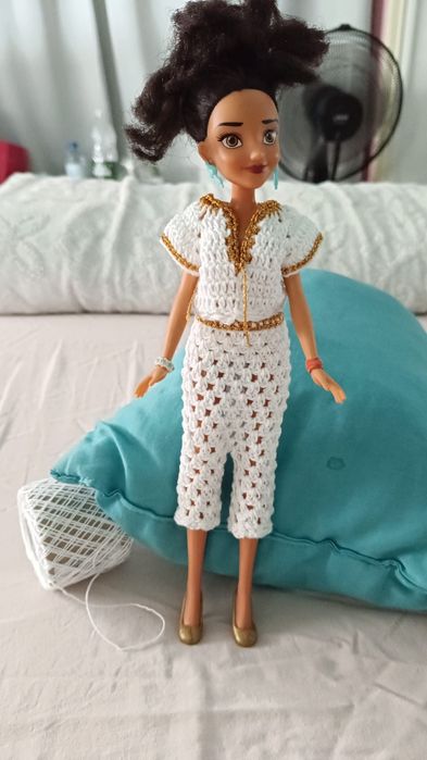 Roupas de boneca de crochê