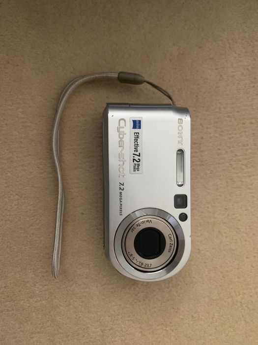 Máquina fotográfica Sony Cyber-shot DSC-P200 + cartões memória + bolsa