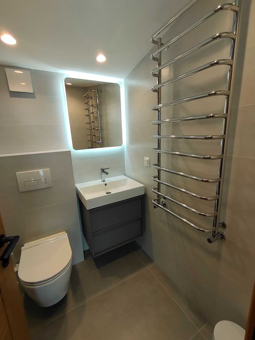 Шикарный сучасный котедж з мальовничими краєвидами гори Карпати є чан