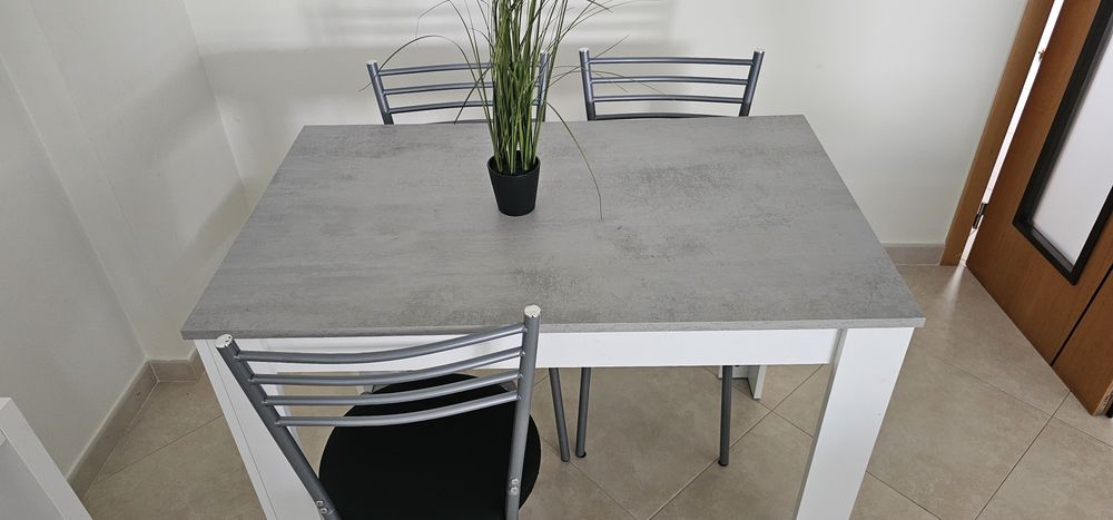 Mesa e cadeiras como novo
