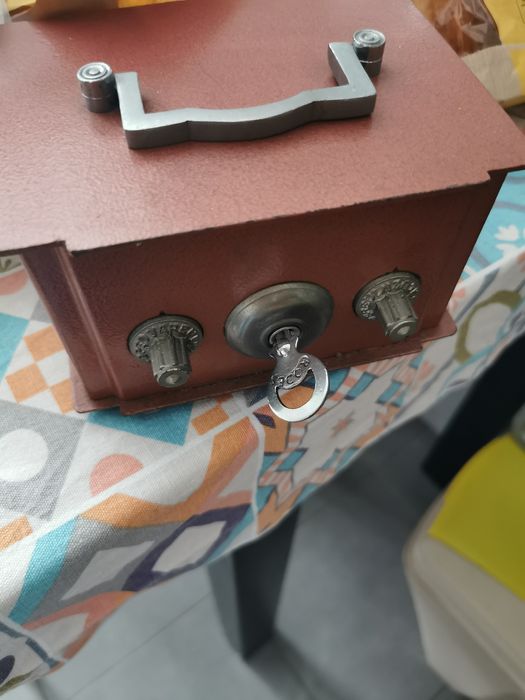 Cofre em ferro com código e chave