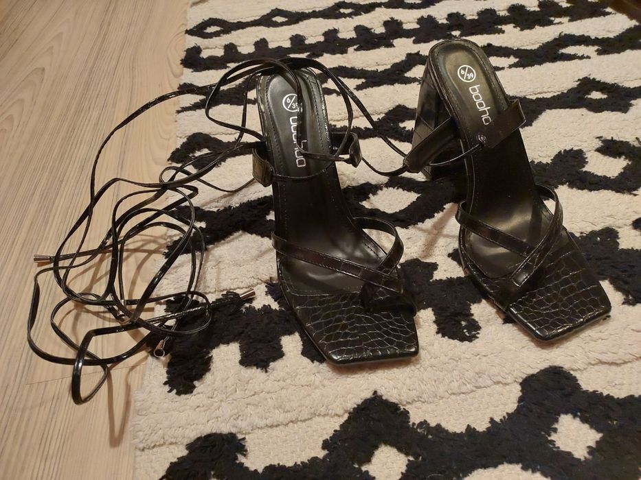 Sandały na obcasie wiązane