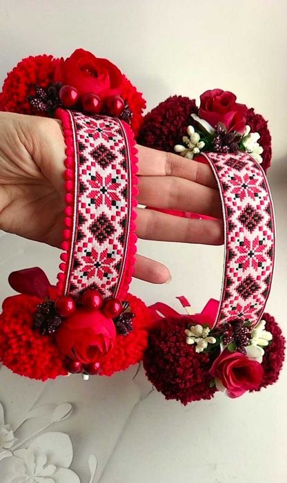 Чільця українські з помпонами "Орнамент"