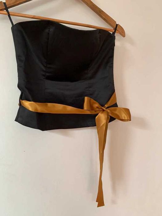 Conjunto Top e mini-saia em cetim preto com laço dourado de festa