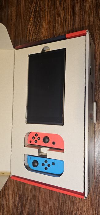 Konsola Nintendo Switch + etui + gra Pokemon Let's  Go Eevee
