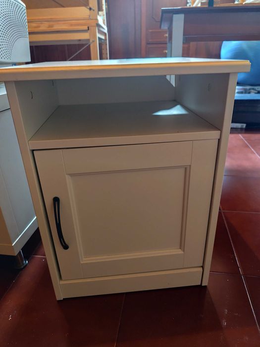 Mesinha de cabeceira IKEA branca