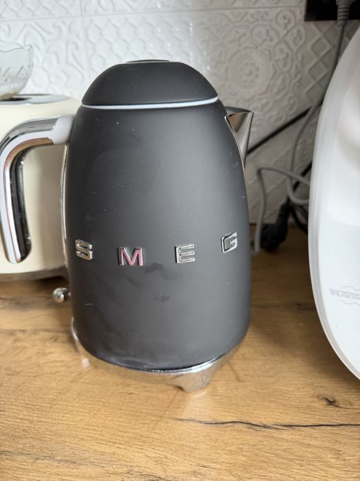 Czarny matowy czajnik Smeg