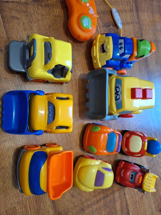 Zestaw samochodów/ autek plastikowych 9szt