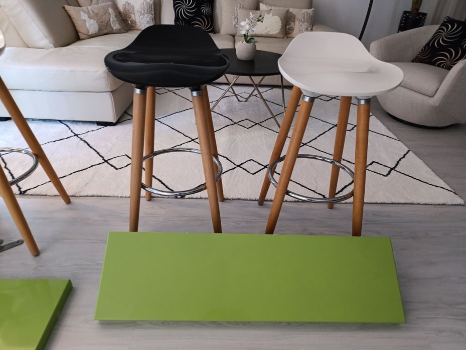 5 Cadeiras Altas Design + 2 Prateleiras | Excelente Estado.......