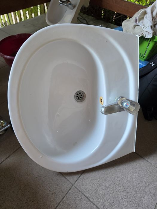 Umywalka z baterią
