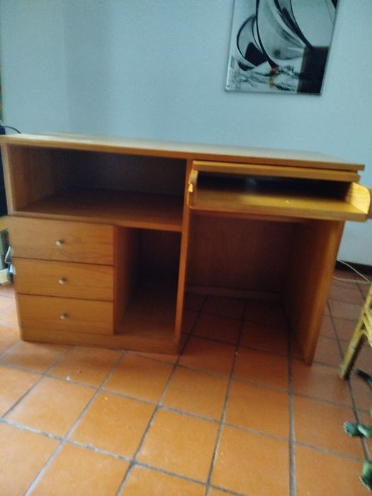 Secretária com arrumação