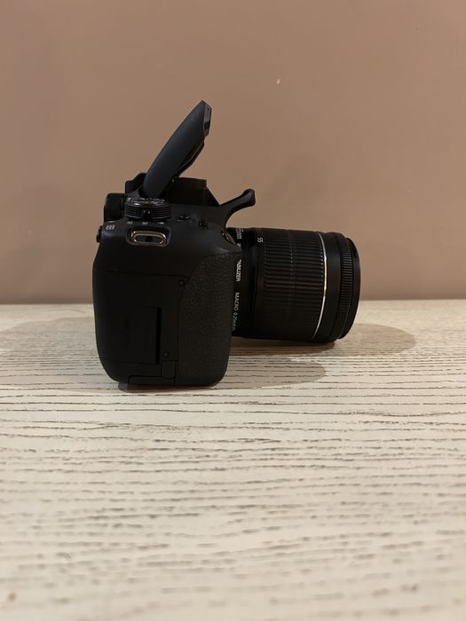 Canon EOS 700D з об'єктивом 18-55mm - повний комплект