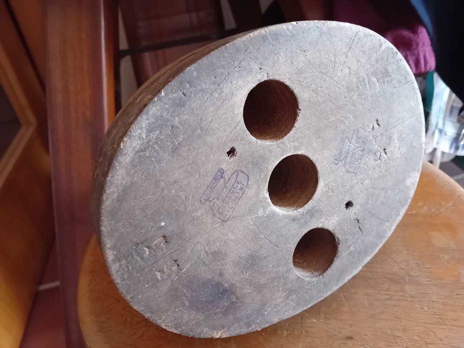 Formas / moldes  antigos em madeira de chapelaria