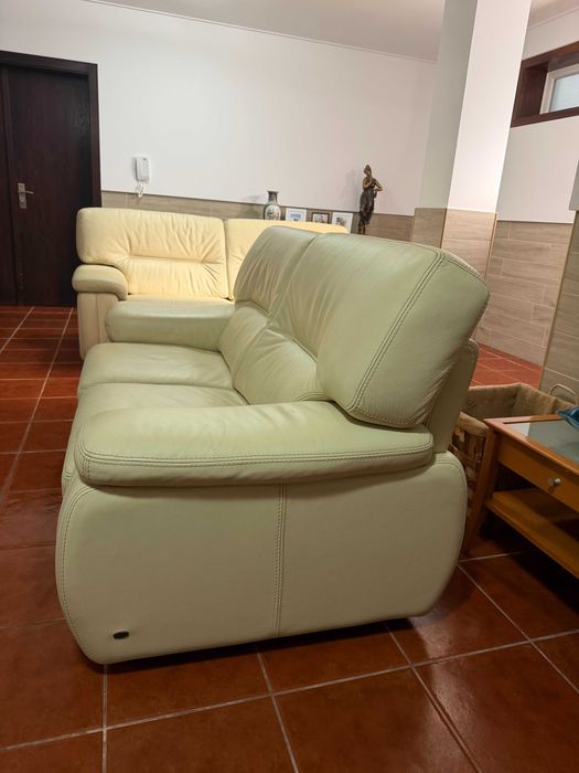 Sofás em pele. Muito confortáveis.