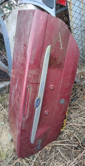 Ford Focus MK1 sedan tylna klapa bagażnika