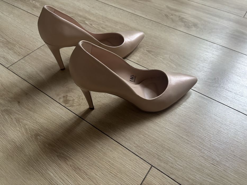 Szpilki beżowe z perłowym połyskiem Prima Moda