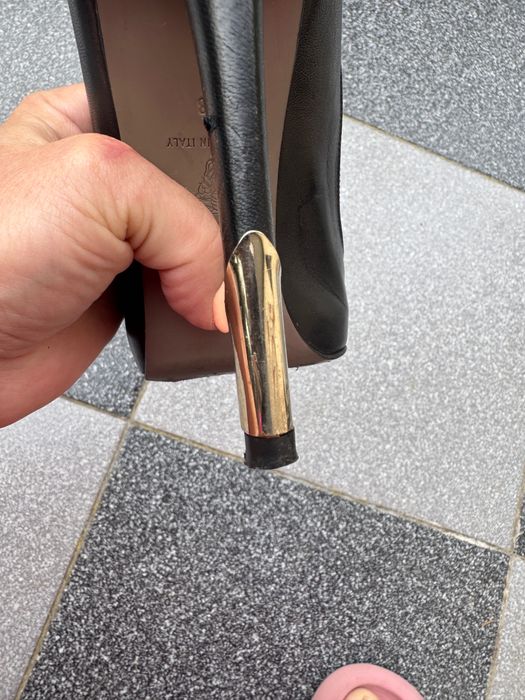 Szpilki marki Versace używane