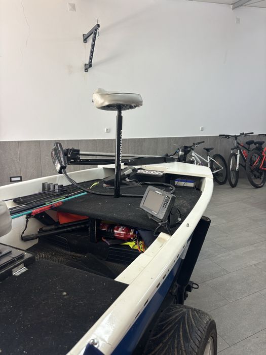 Barco de Pesca com 2 motores, sonda e Reboque incluído
