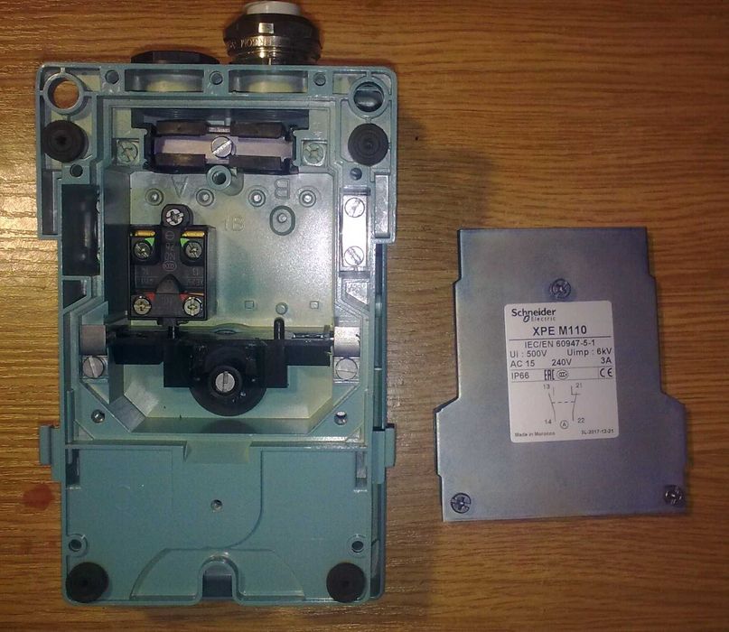 Pedał,wyłącznik nożny Schneider XPE M110