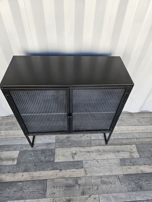 Czarna metalowa komoda szklane drzwiczki